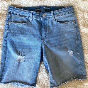 UNIVERSAL THREAD | Mid Rise Bermuda Jean Short | size 10 / 30 |  Light Wash